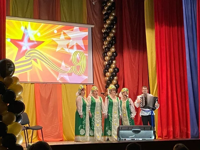 На сцене ансамбль "Зоренька"